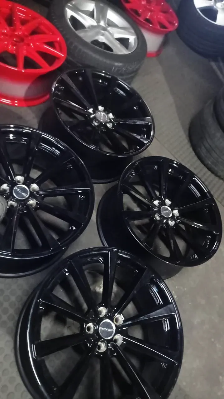 Conjunto de rodas pintadas de preto com filete vermelho na borda