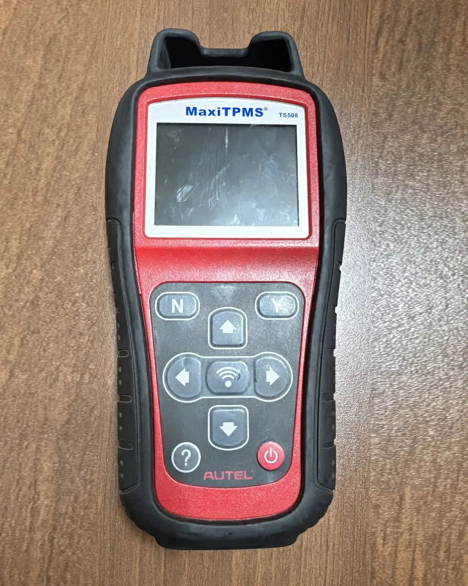 Scanner de TPMS Autel MaxiTPMS TS508 da RM sobre a bancada