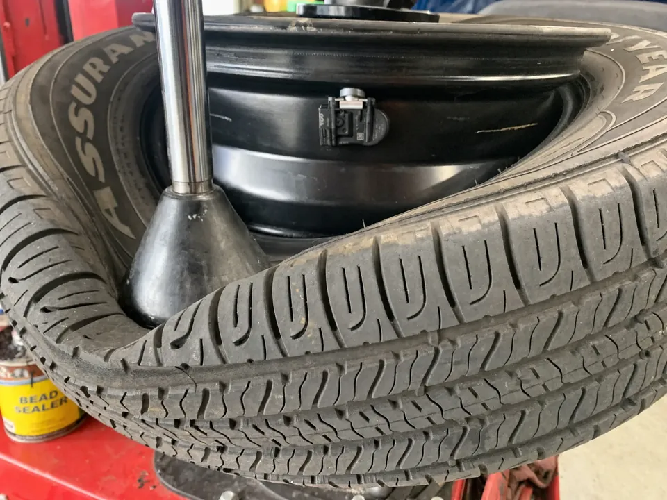 Sensor TPMS preso à válvula, do lado de dentro da roda, com o pneu desmontado
