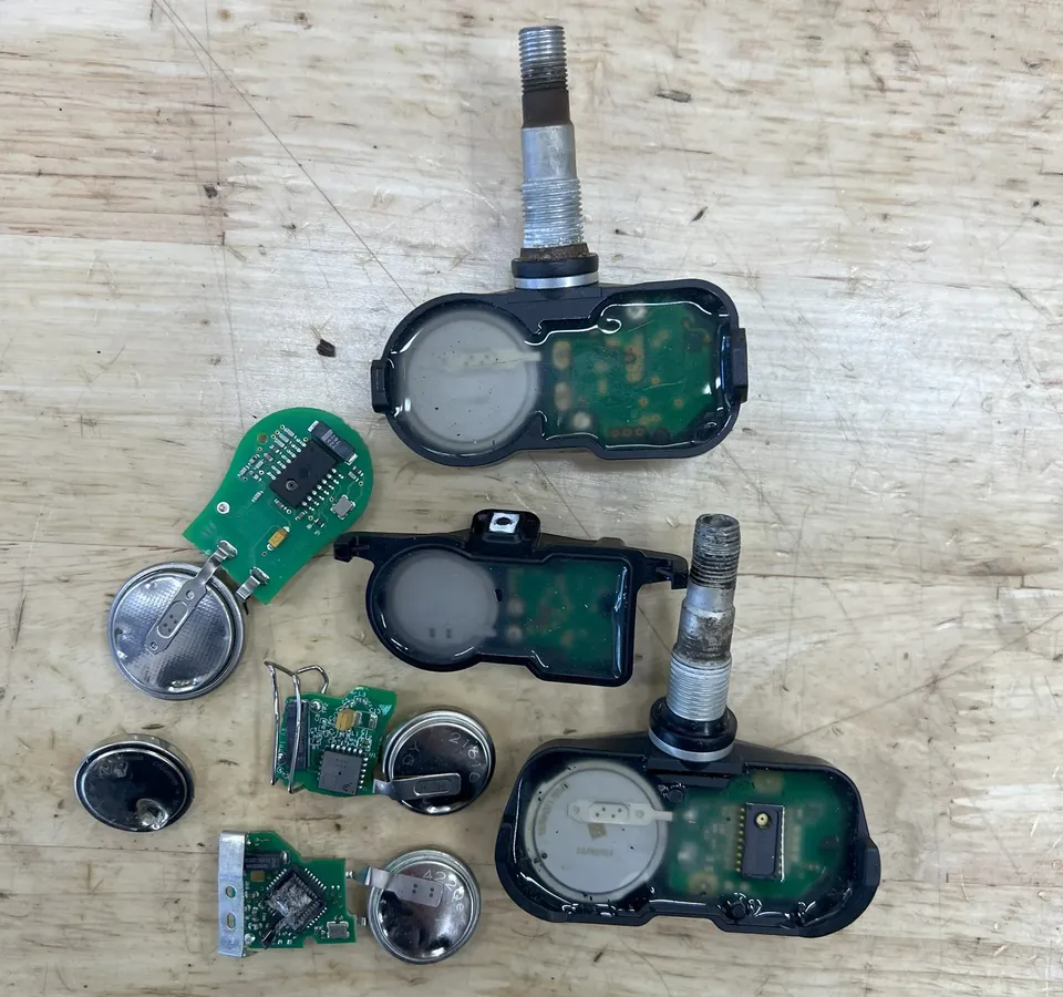 Sensores TPMS abertos, com a placa eletrônica e a bateria à mostra