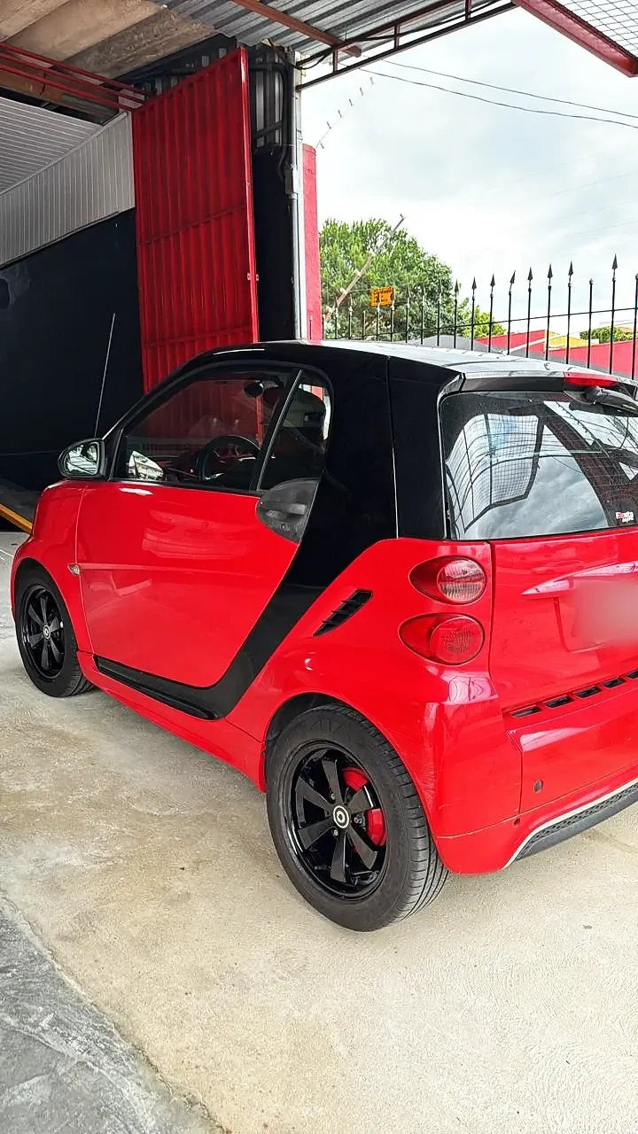 Smart vermelho com roda pintada de preto e pinça vermelha